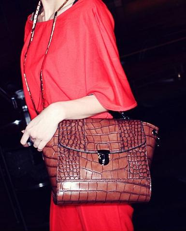 หมดค่ะกระเป๋าแบรนด์ Maomao รุ่น m01-160 สีน้ำตาล เป็นกระเป๋าถือ กระเป๋าสะพาย หนังเป็นลายจระเข้ ดูหรุ